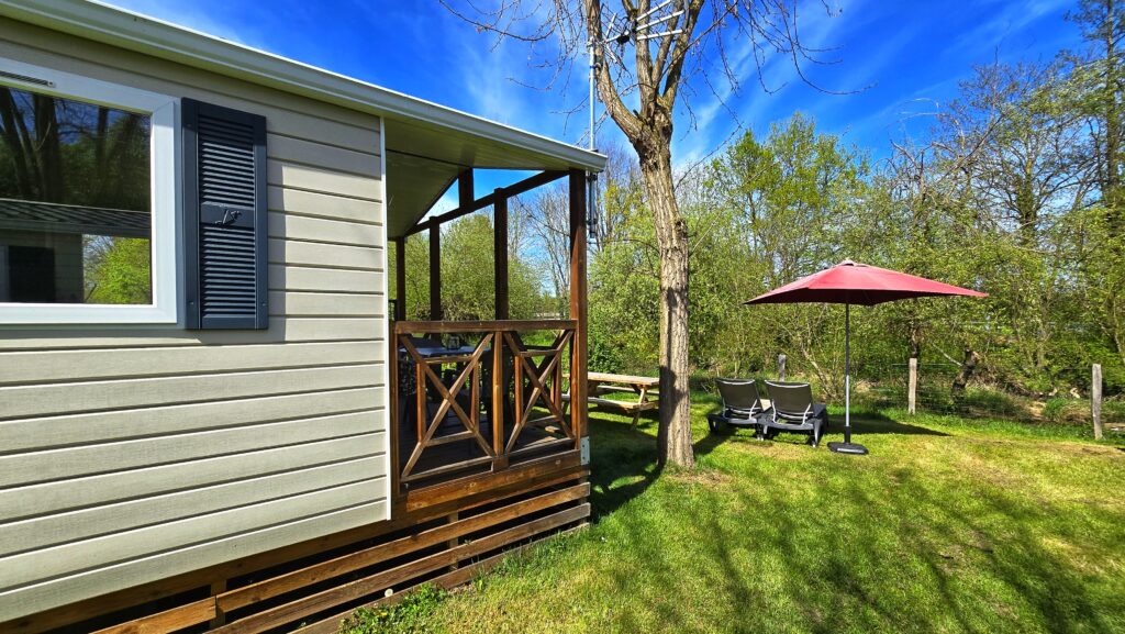 Mobile-home terrace at Aix Camping